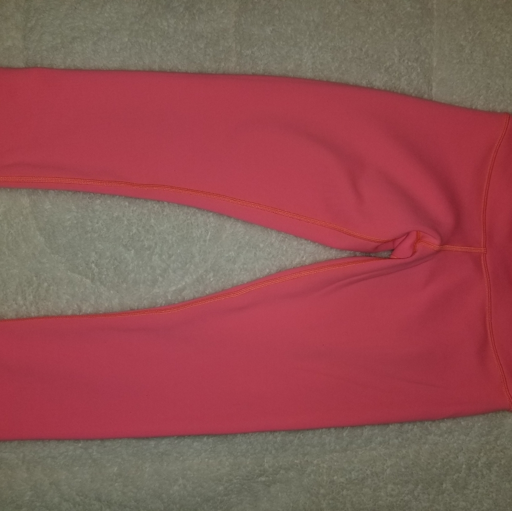 Lululemon Reversible Crop 6 - Picture 3 of 5